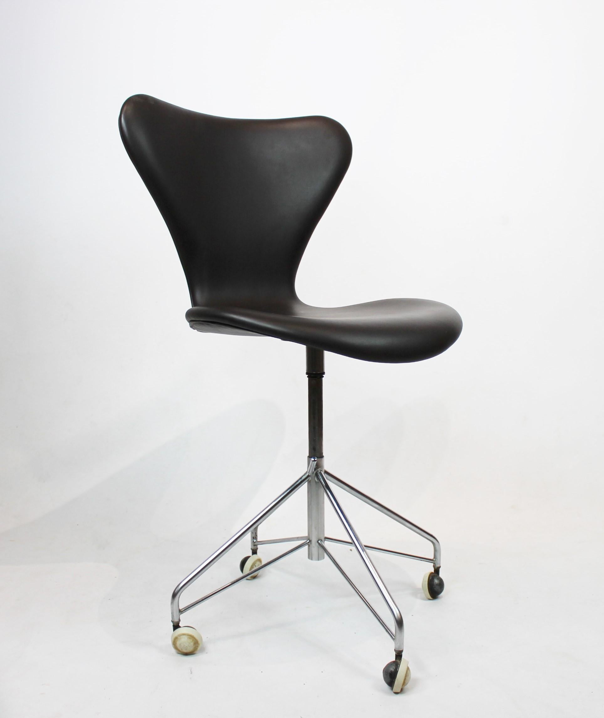Series Seven office chair, model 3117, without armrests and with swivel function designed by Arne Jacobsen and manufactured by Fritz Hansen in the 1950s. The chair is newly upholstered with dark brown savannah leather.