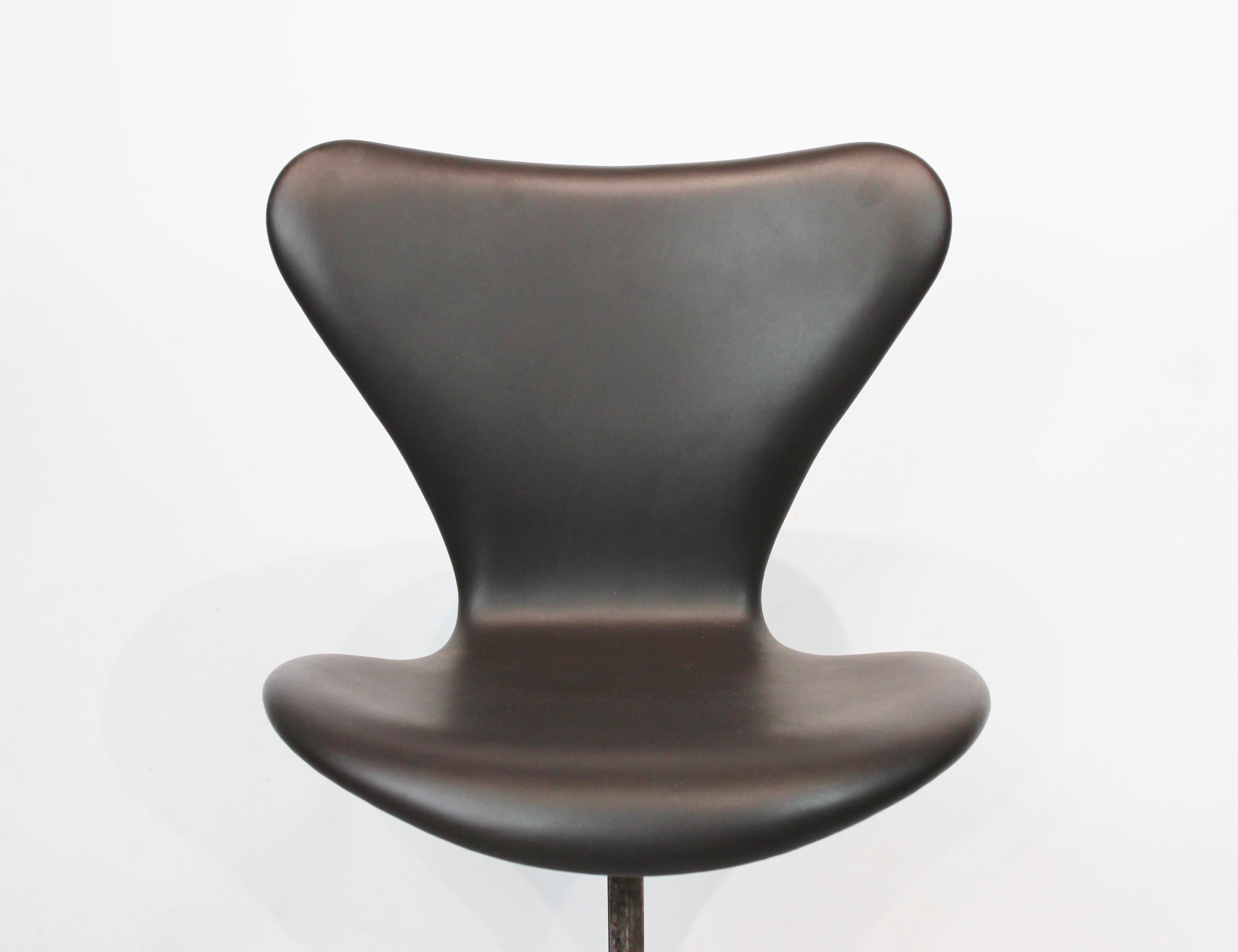 Scandinavian Modern Series Seven Office Chair, Model 3117, by Arne Jacobsen and Fritz Hansen, 1950s