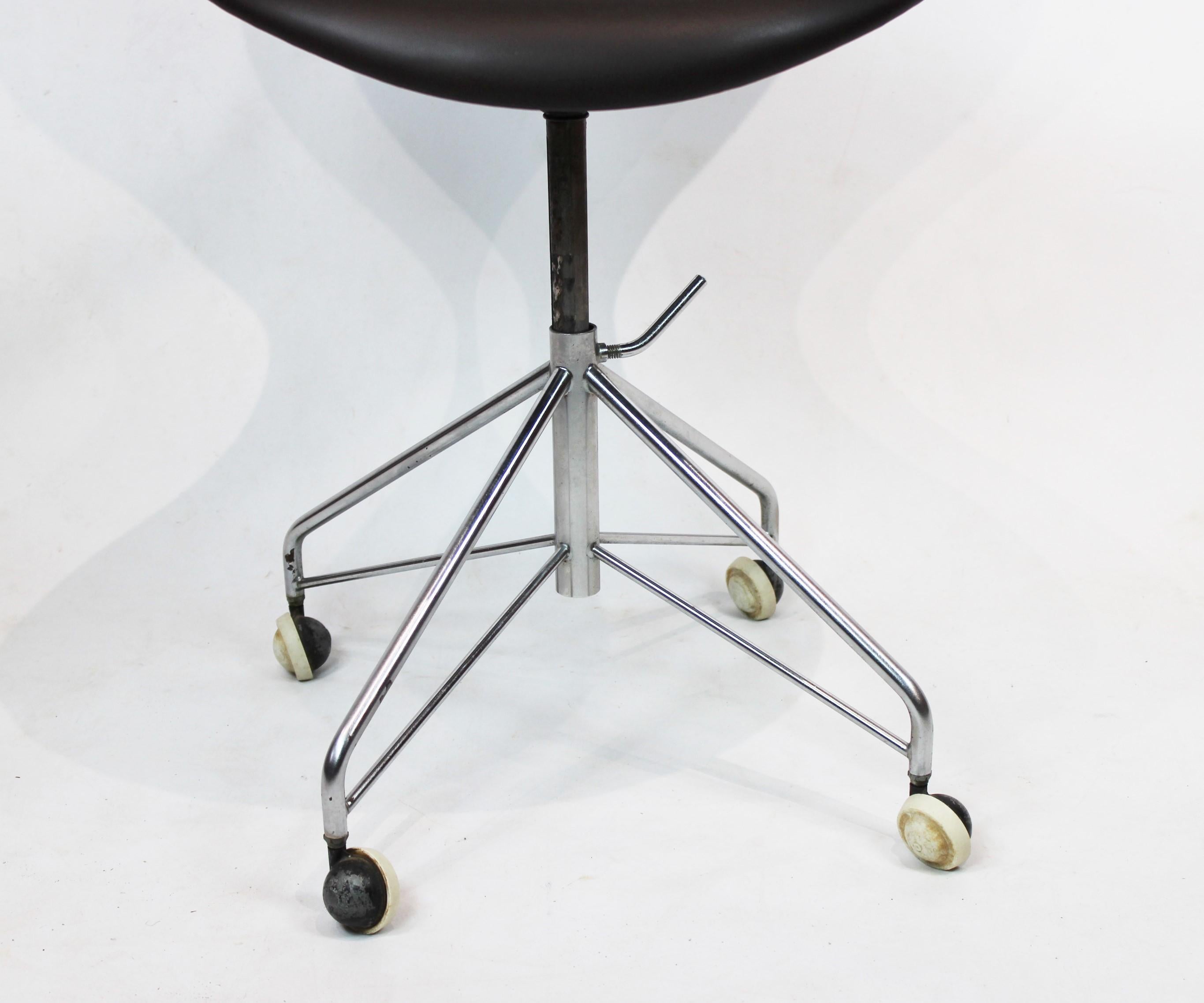 Danish Series Seven Office Chair, Model 3117, by Arne Jacobsen and Fritz Hansen, 1950s