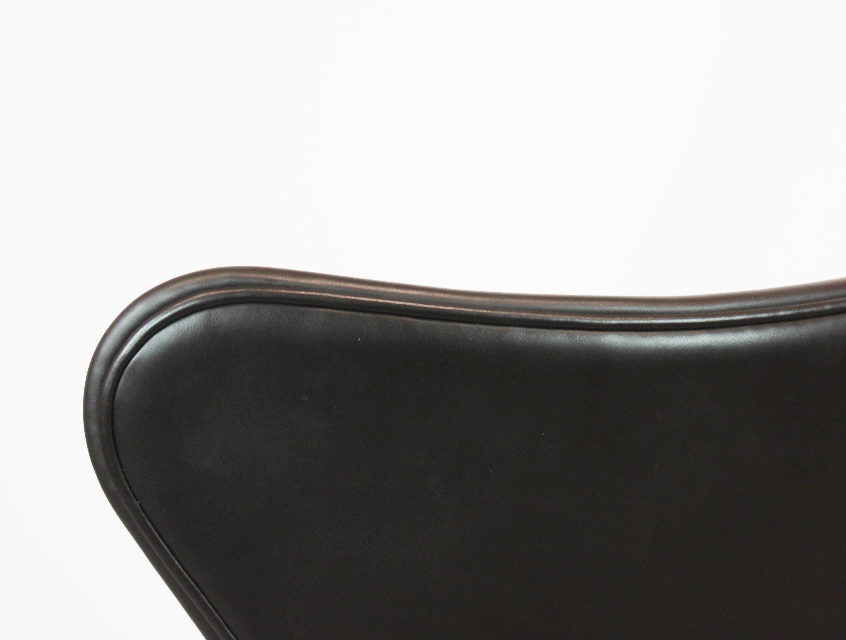 Series Seven Office Chair, Model 3117, by Arne Jacobsen and Fritz Hansen, 1950s 1