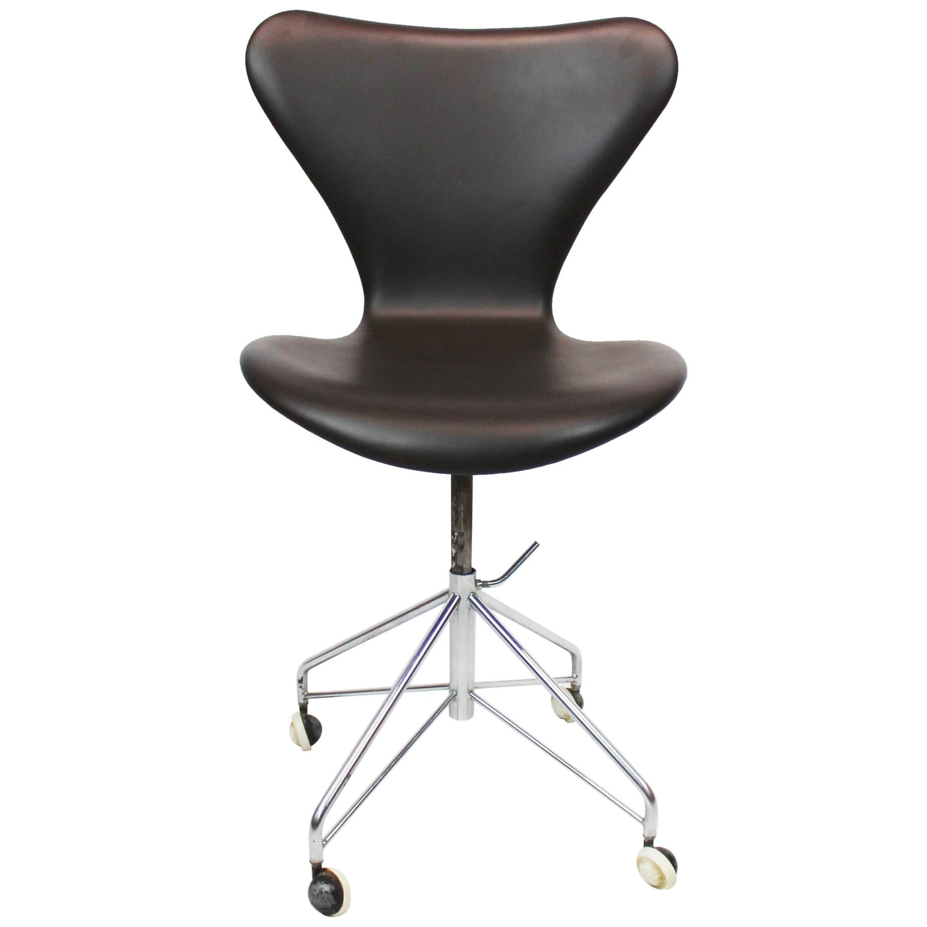 Series Seven Office Chair, Model 3117, by Arne Jacobsen and Fritz Hansen, 1950s