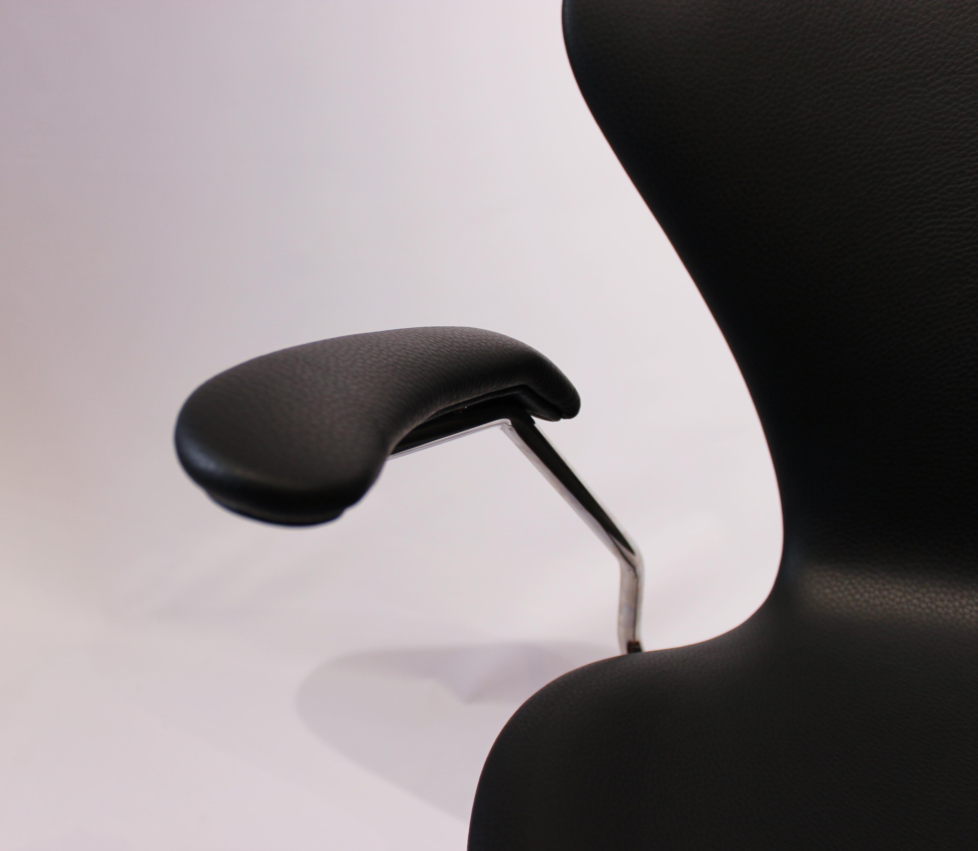 Danish Series Seven Office Chair, Model 3217, by Arne Jacobsen and Fritz Hansen, 2012