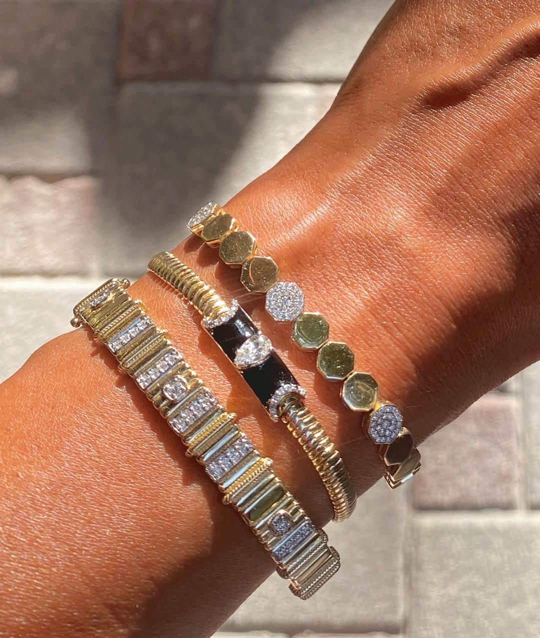 Questo raffinato bracciale presenta una fila ininterrotta di maglie esagonali lucide in oro giallo, accentate da esagoni di diamanti incastonati che aggiungono un tocco di brillantezza e raffinatezza. La sua eleganza geometrica e il suo design