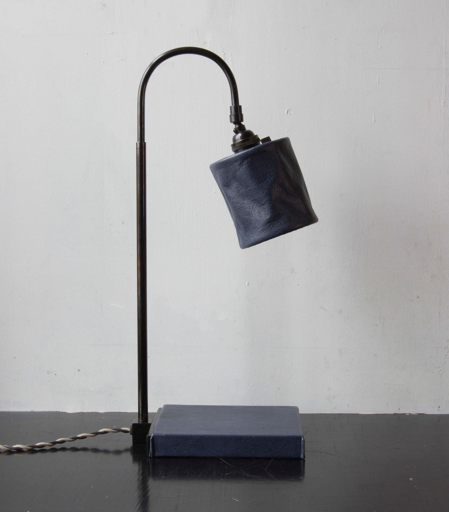 Schreibtischlampe01, handgefärbtes Eschenholz 'Grau', dunkel patiniertes Messing im Angebot 5