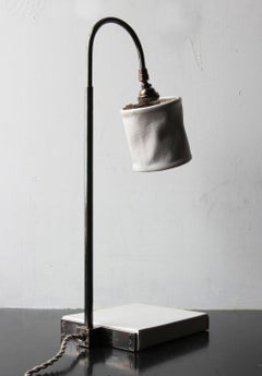 Schreibtischlampe01, handgefärbtes Eschenholz 'Grau', dunkel patiniertes Messing