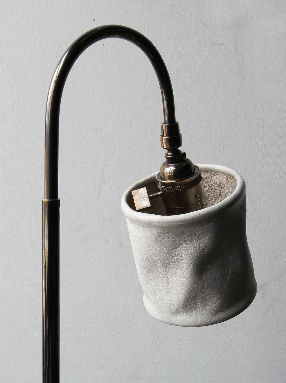 Américain Lampe de bureau Série01, cuir de frêne gris teinté à la main, laiton patiné foncé en vente