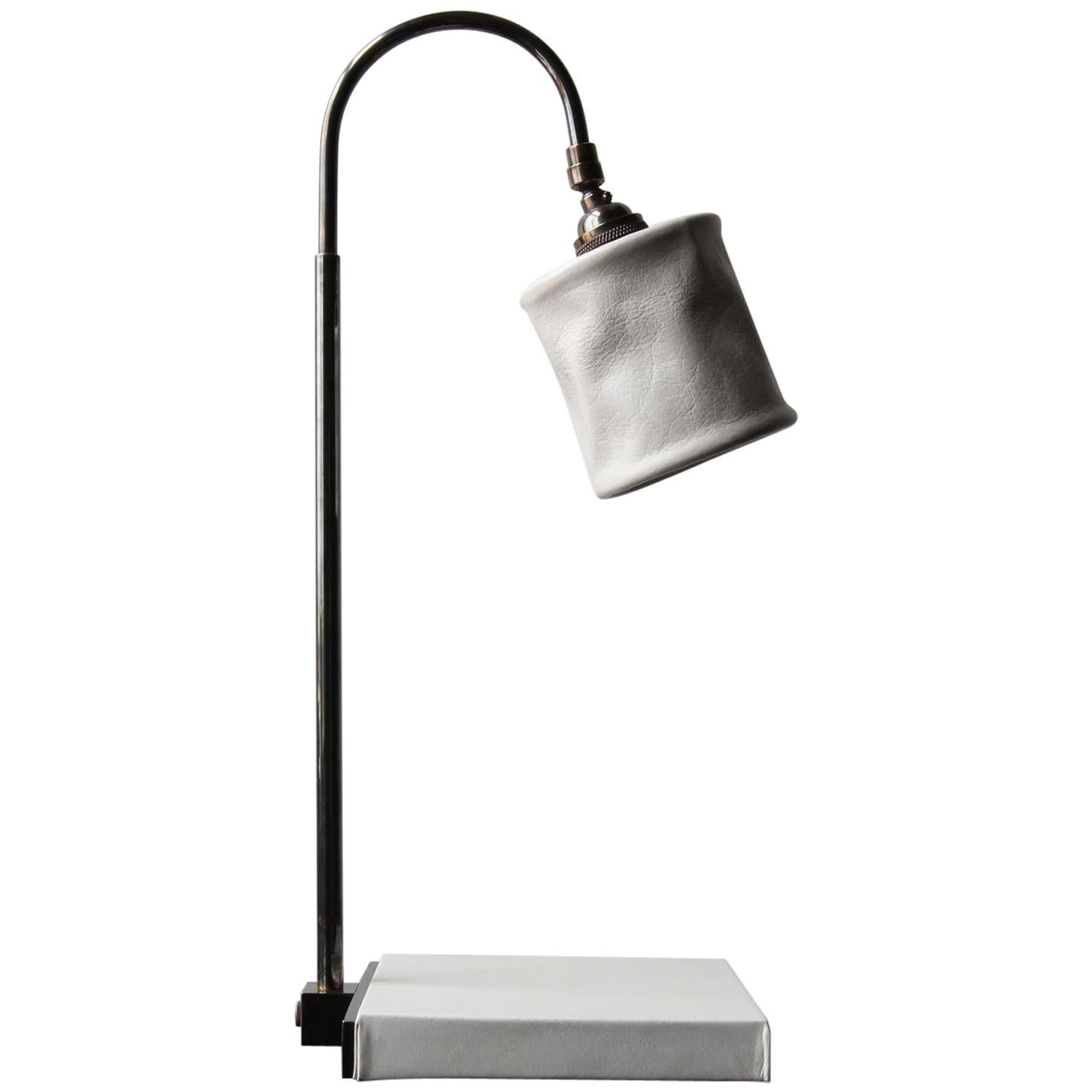 Lampe de bureau Série01, cuir de frêne gris teinté à la main, laiton patiné foncé en vente