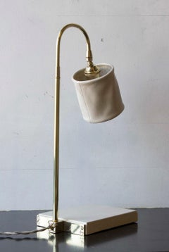 Lampe de bureau Série01, cuir de frêne gris teinté à la main, laiton non laqué poli