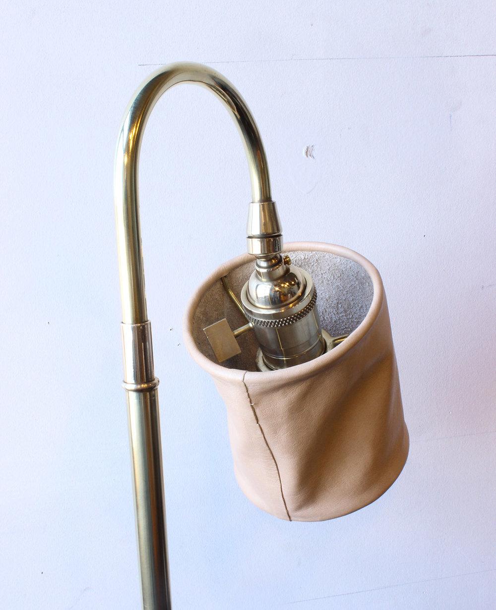 American Series01 Desk Lamp, Hand-Dyed Putty Tan Leather, Polished Unlacquered Brass For Sale