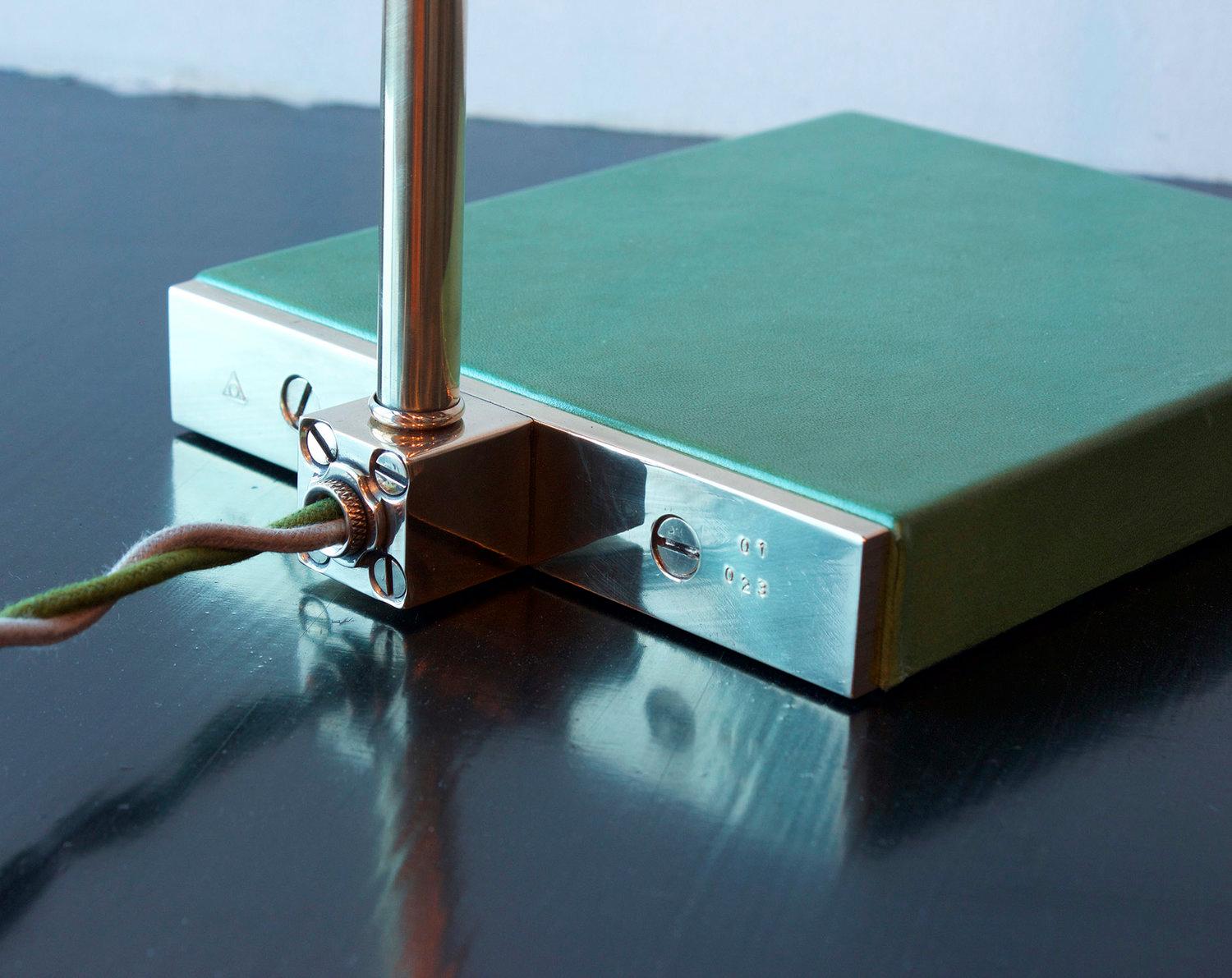 Schreibtischlampe „01“, handgefärbtes grünes Tennisleder, poliertes, unlackiertes Messing (Bauhaus) im Angebot