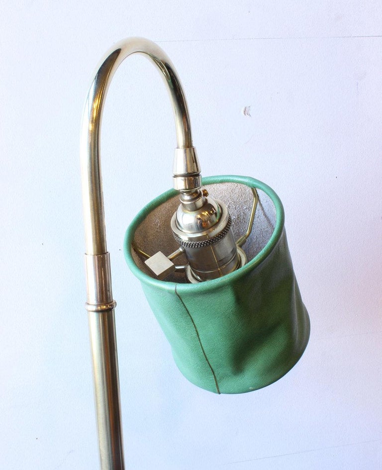 American Series01 Desk Lamp, Hand-Dyed Tennis Green Leather, Polished Unlacquered Brass For Sale