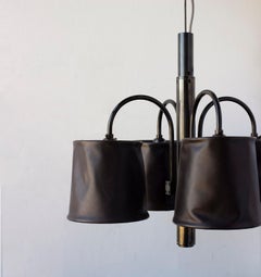 Serie01 Downward Electrolier:: dunkel patiniertes Messing:: zobelbraune Lederschirme