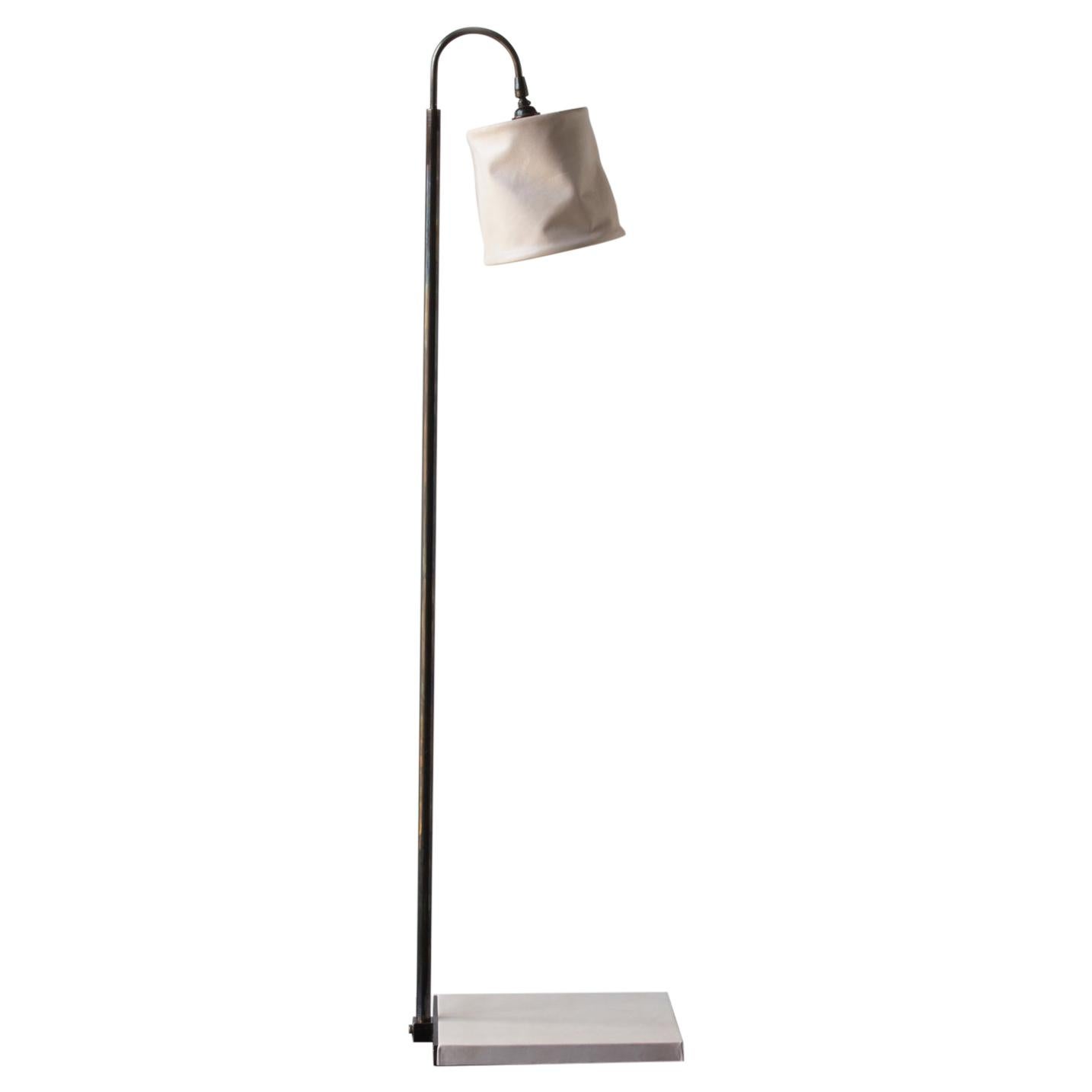 Stehlampe „01“, handgefärbtes blassrosa Leder, dunkel patiniertes Messing