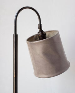 Stehlampe „01“, handgefärbtes graues Graphitgraues Leder, matt geschwärztes Messing
