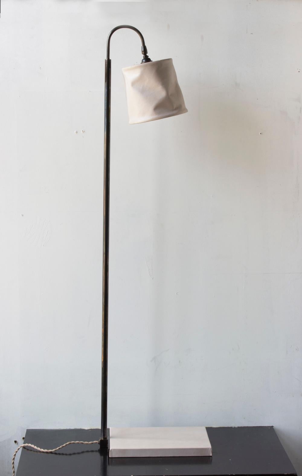 Stehlampe „01“, handgefärbtes graues Graphitgraues Leder, matt geschwärztes Messing im Zustand „Neu“ im Angebot in Ozone Park, NY