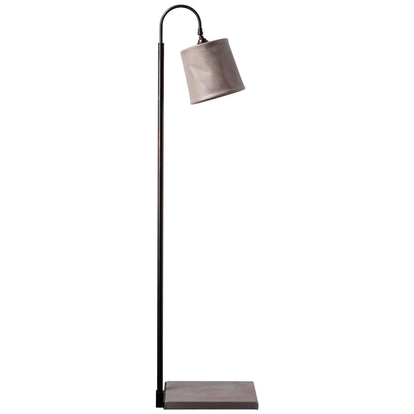 Lampadaire Série01, cuir gris graphite teinté à la main, laiton noirci mat