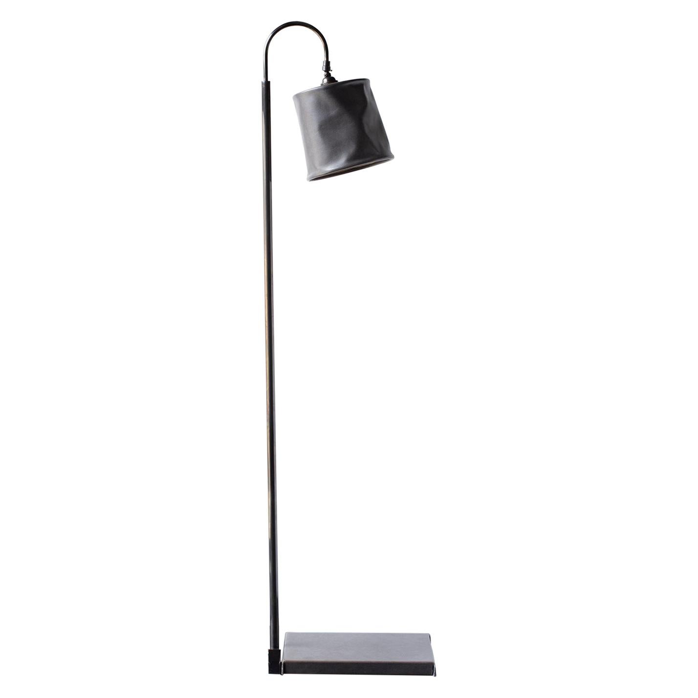 Lampadaire Série01, cuir gris plomb teinté à la main, laiton patiné foncé