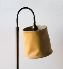 Lampada da terra Series01, pelle giallo senape tinta a mano, ottone patinato scuro