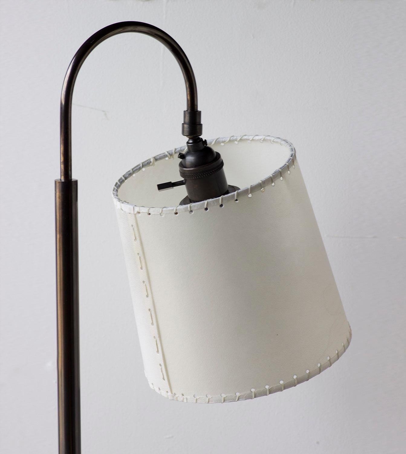 Stehlampe Serie01, Putty Leder, dunkel patiniertes Messing, Ziegenleder-Schirm (Bauhaus) im Angebot