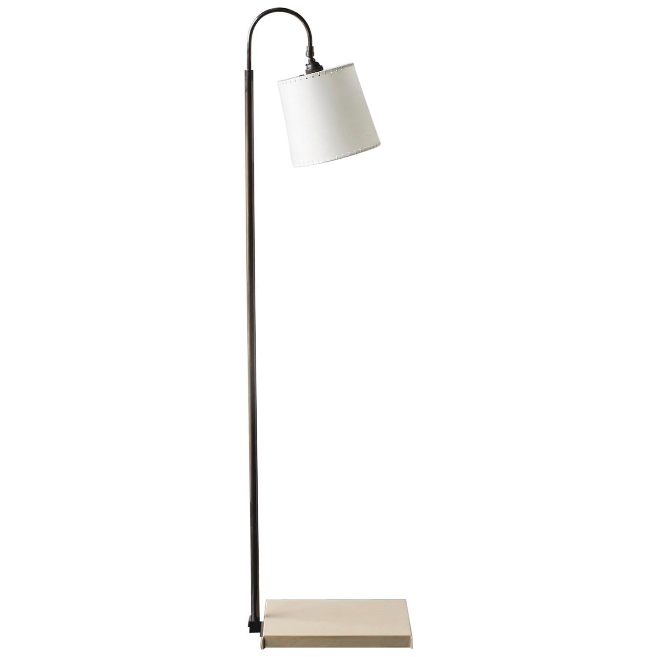 Lampadaire Série01, cuir mastic, laiton patiné foncé, abat-jour en peau de chèvre en vente