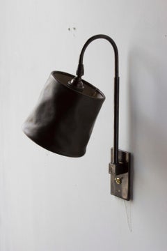 Serie01 Grande applique, ottone patinato scuro, paralume orientabile in pelle marrone sable