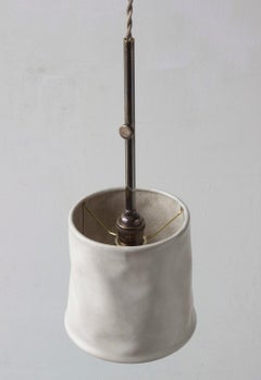 Pendelleuchte Sm01, dunkel patiniertes Messing, aschengrauer handgefärbter Lederschirm