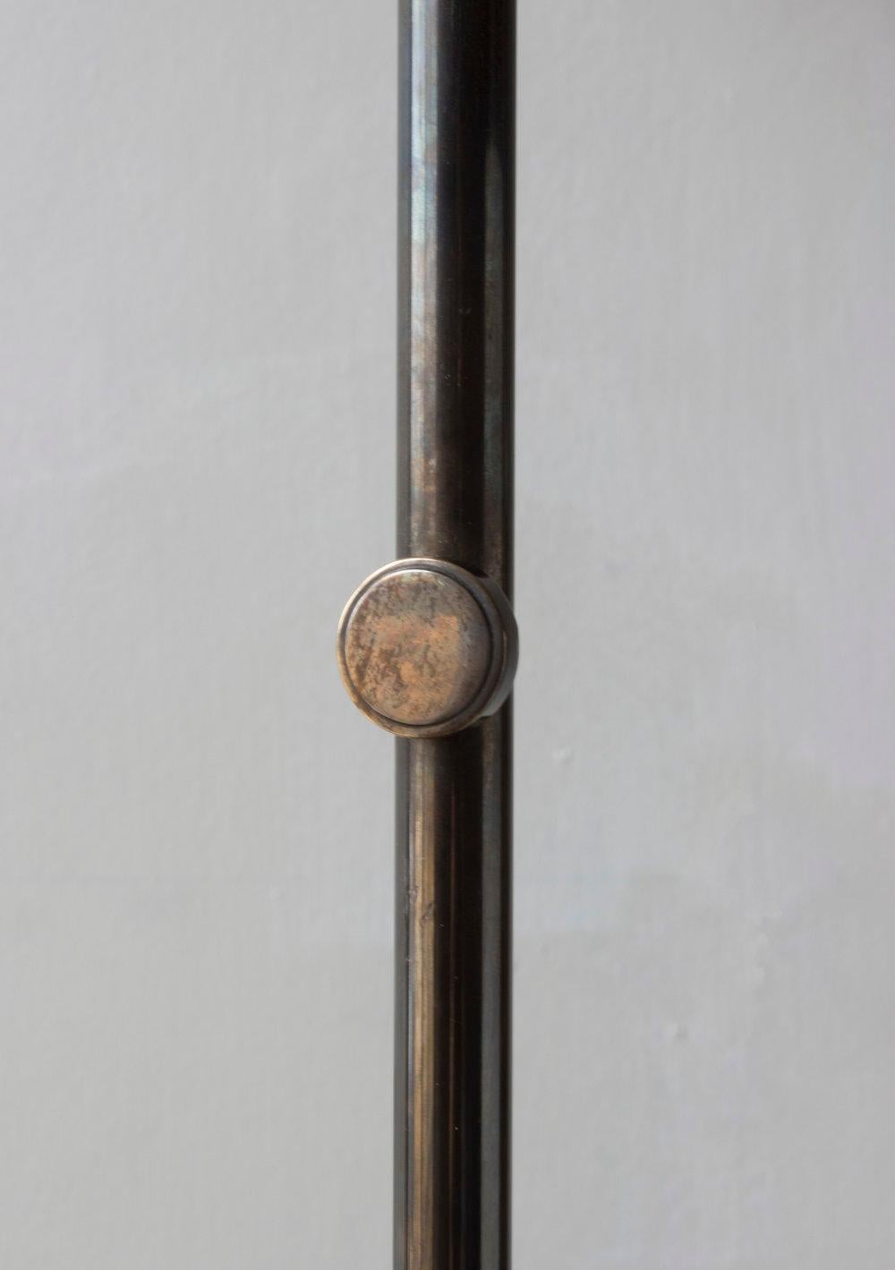 Bauhaus Pendentif Série01 Sm en laiton patiné foncé, abat-jour en cuir gris frêne teinté à la main en vente