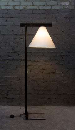 Lampada da terra Series02, ottone patinato scuro, paralume in pergamena di capra