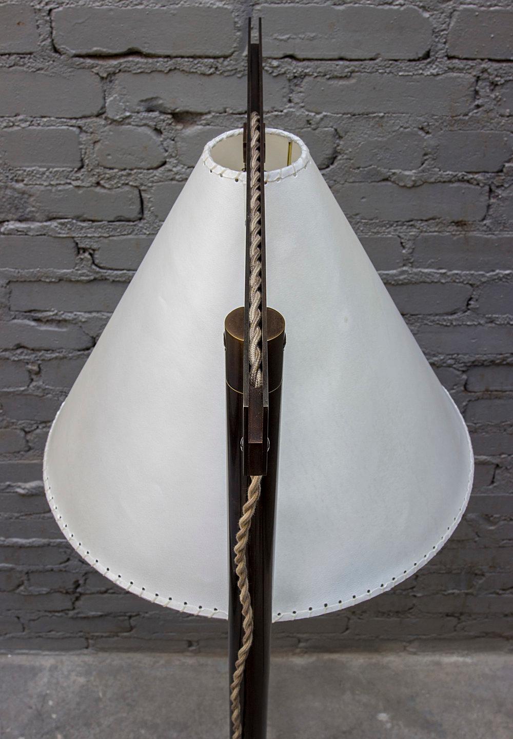 Stehlampe Serie02, dunkel patiniertes Messing, Schirm aus Ziegenleder und Pergament (Bauhaus) im Angebot