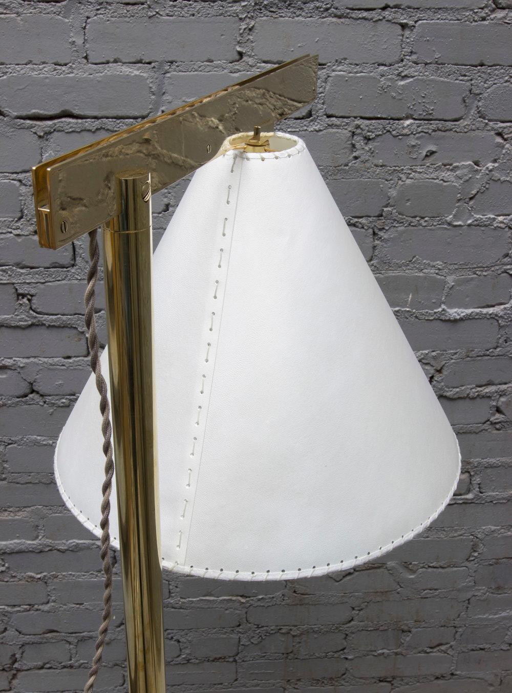 Stehlampe Serie02, poliertes, unlackiertes Messing, Schirm aus Ziegenleder und Pergament im Zustand „Neu“ im Angebot in Ozone Park, NY
