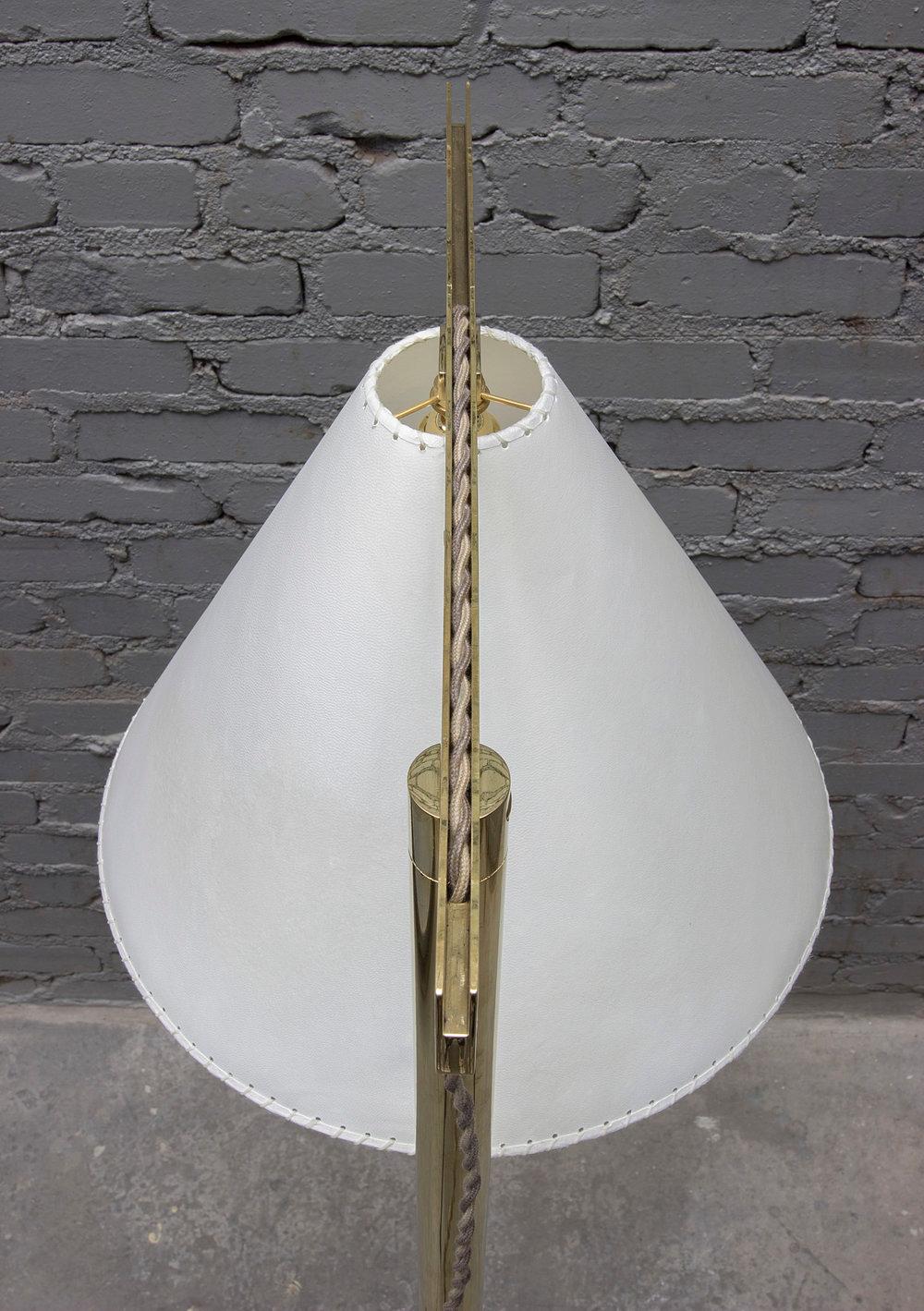 Stehlampe Serie02, poliertes, unlackiertes Messing, Schirm aus Ziegenleder und Pergament (21. Jahrhundert und zeitgenössisch) im Angebot