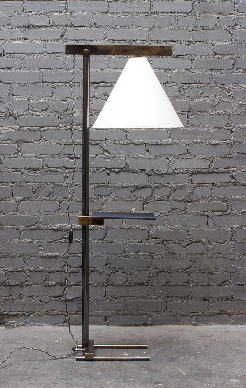 Lámpara de pie Serie02, latón patinado ahumado, pantalla de piel de cabra, bandeja envuelta en cuero Bauhaus en venta