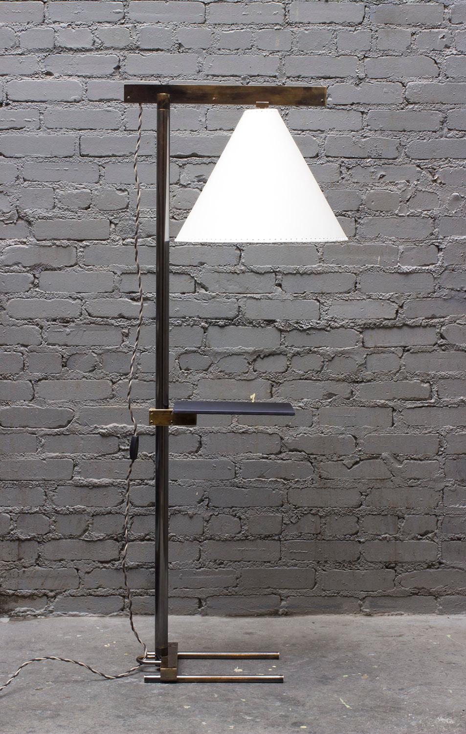 Bauhaus Lampadaire Série02, laiton patiné fumé, abat-jour en peau de chèvre, plateau enveloppé de cuir en vente