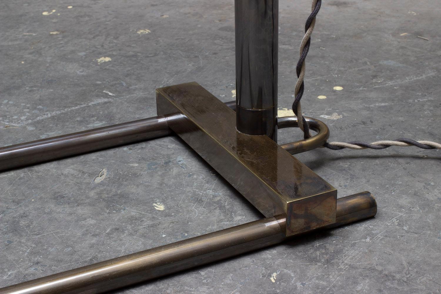 Lámpara de pie Serie02, latón patinado ahumado, pantalla de piel de cabra, bandeja envuelta en cuero Patinado en venta