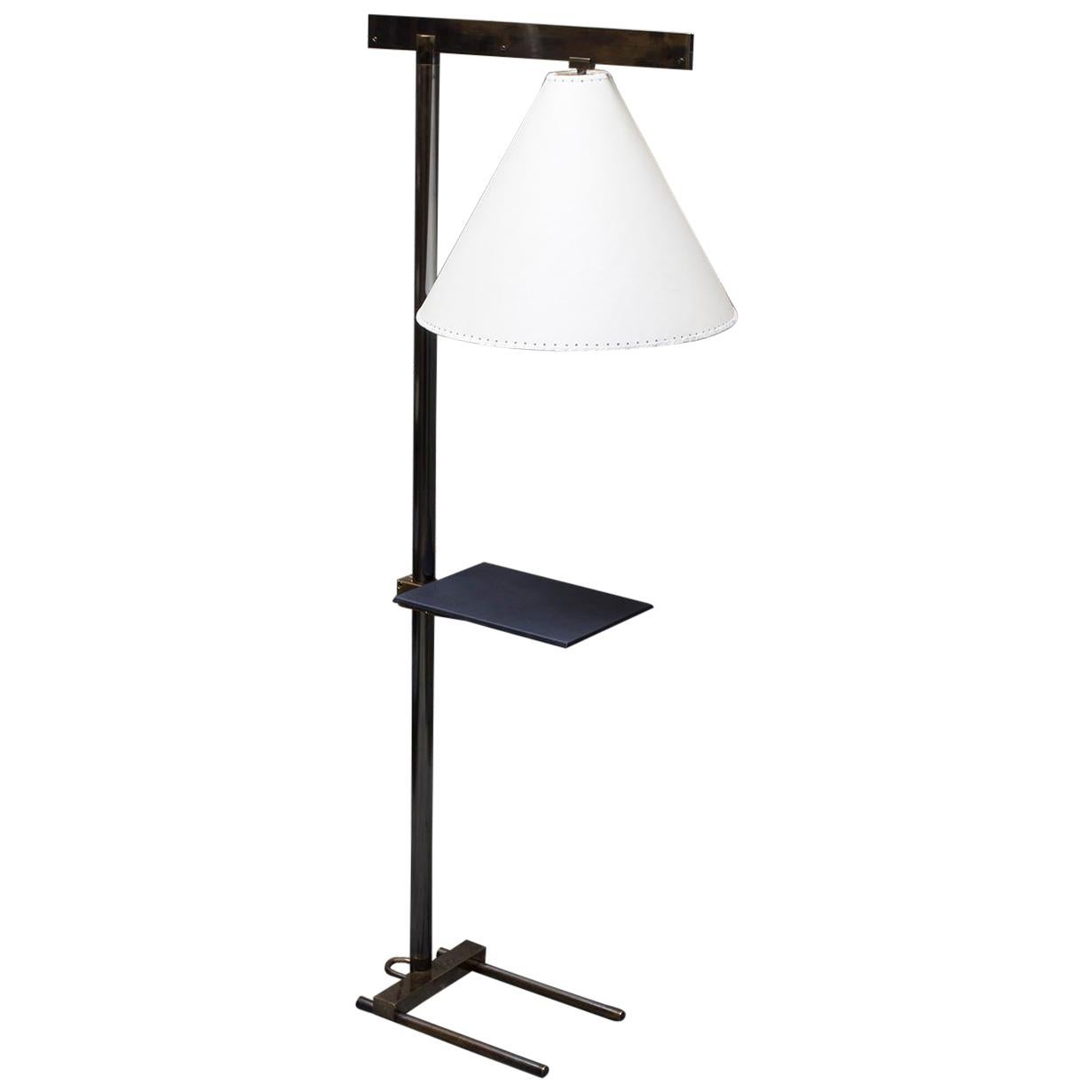 Lampadaire Série02, laiton patiné fumé, abat-jour en peau de chèvre, plateau enveloppé de cuir en vente