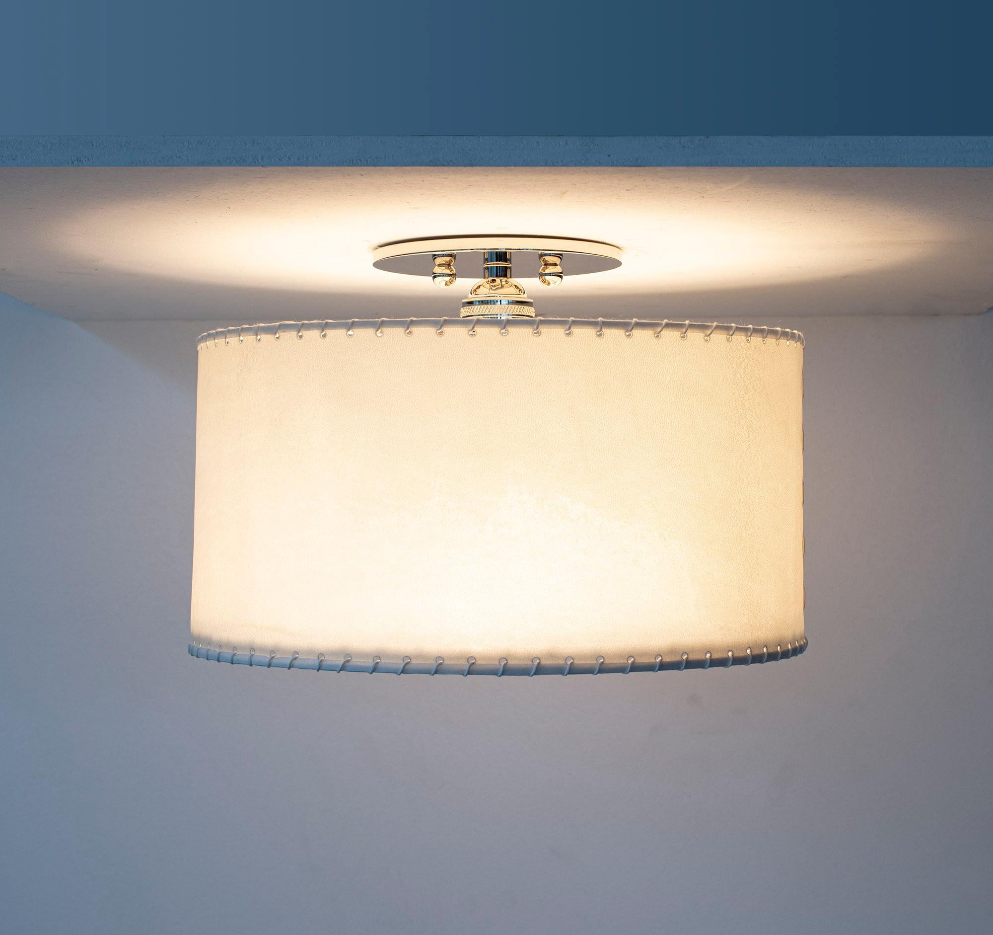 Massives, bearbeitetes Messing, handgenähter Pergamentschirm aus Ziegenleder mit Diffusor. 

Die Schirme sind aus echtem Ziegenpergament gefertigt, das für jede Lampe aufgrund seiner natürlichen Struktur, seines Musters und seiner Farbe handverlesen