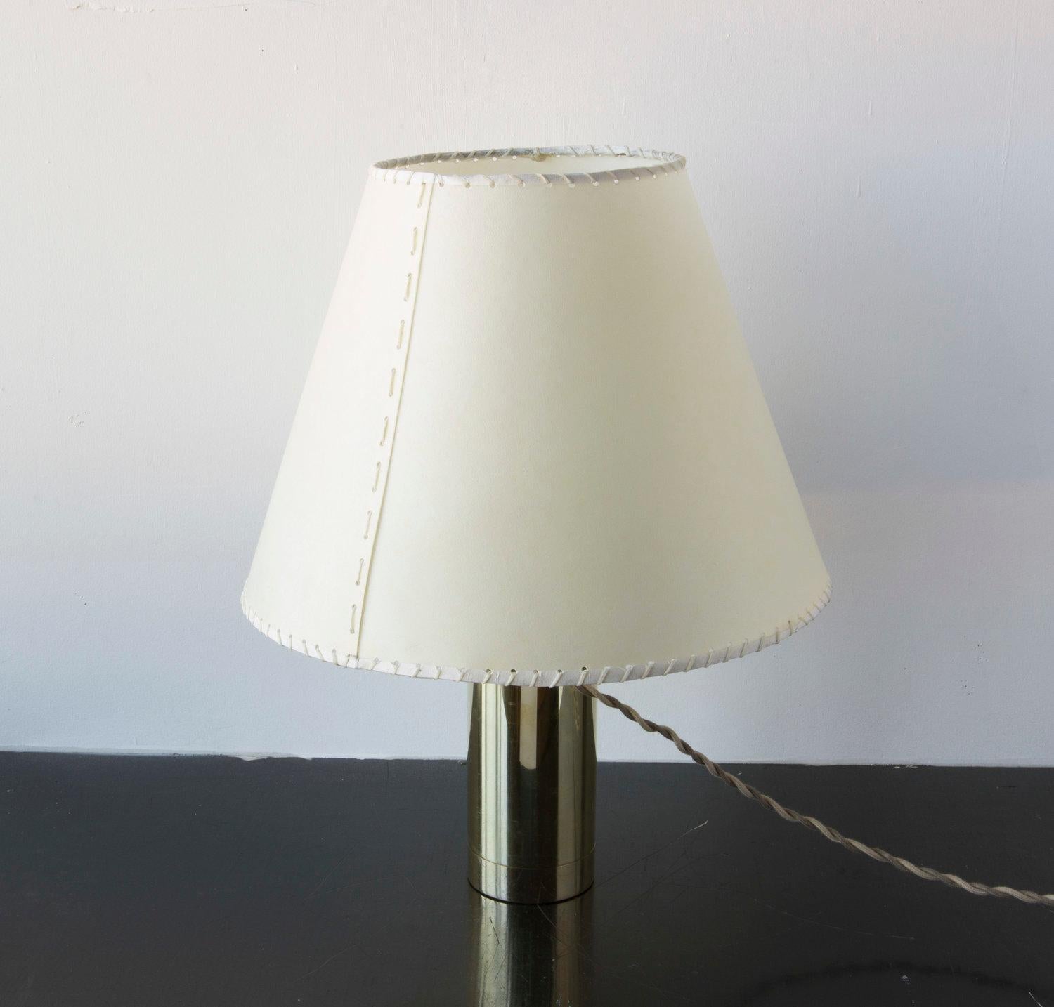 Tischlampe der Serie02, poliertes, unlackiertes Messing, Schirm aus Ziegenleder (Bauhaus) im Angebot