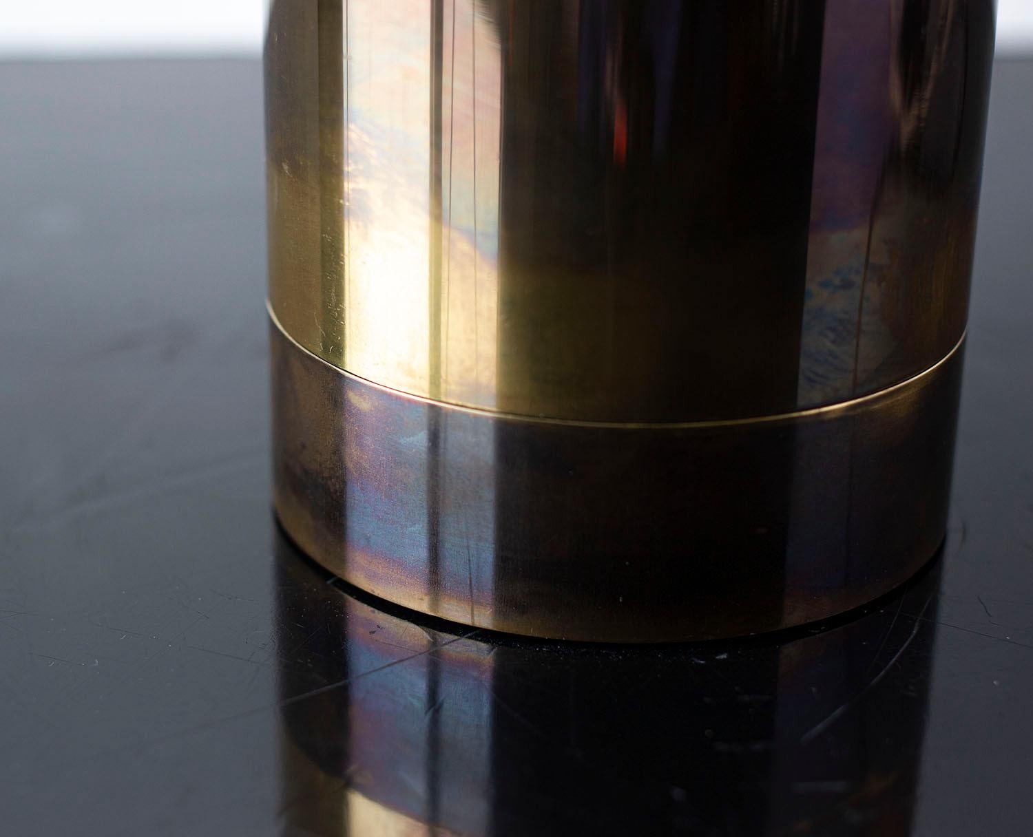 Tischlampe der Serie02, „Smoke“, patiniertes Messing, Schirm aus Ziegenleder mit Pergamentstich (Bauhaus) im Angebot