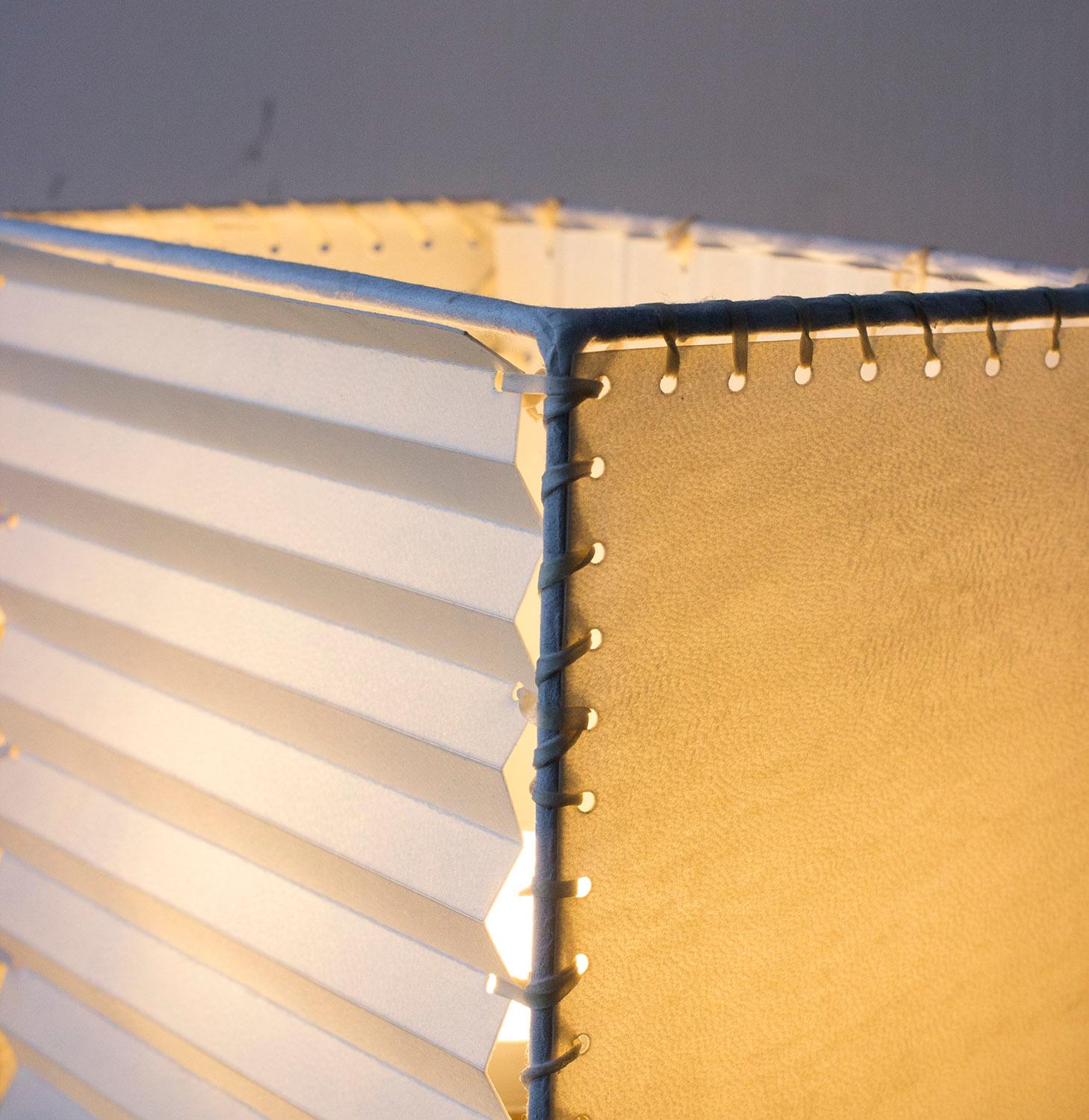 Lampada da tavolo Serie 03, ottone patinato 