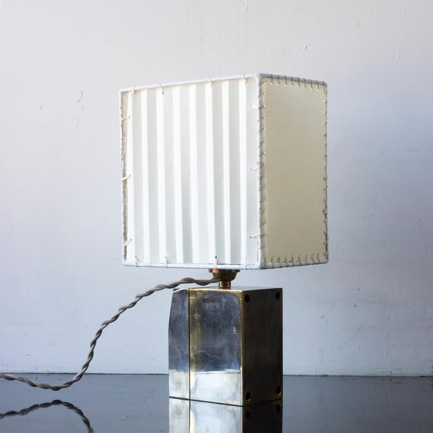 Bauhaus Lampada da tavolo Serie 03, ottone patinato 