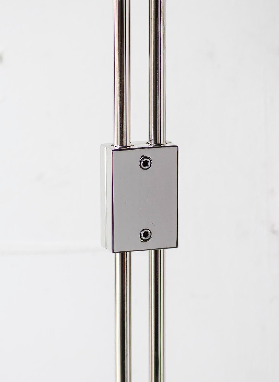 Verstellbare Stehlampe aus vernickeltem Messing mit Ziegenlederbesatz aus der Serie04 (Bauhaus) im Angebot