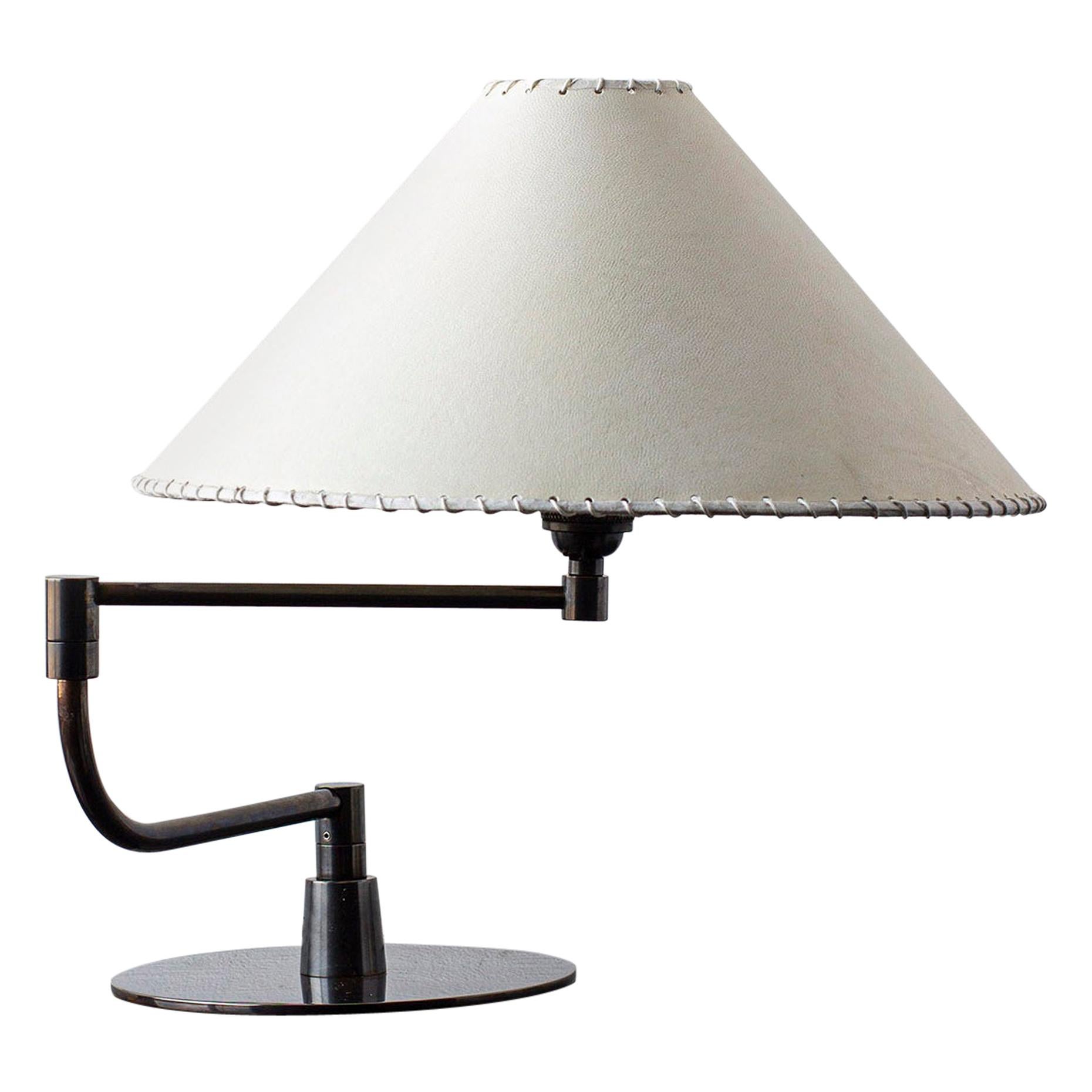 Lampada da scrivania a braccio girevole Serie04, ottone patinato scuro, paralume in pergamena di capra