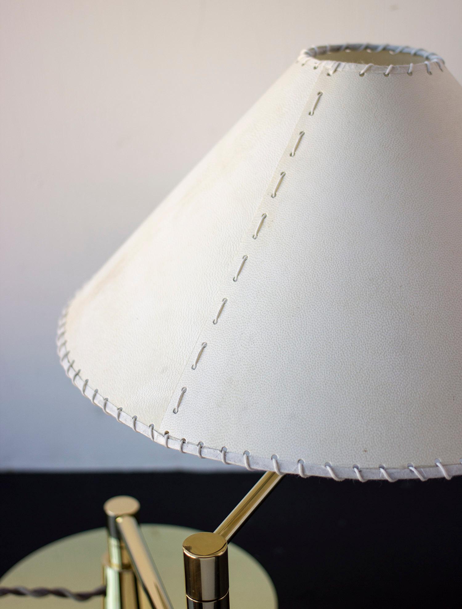Bauhaus SERIES04 lampe de bureau à bras pivotant en laiton non laqué polonais, abat-jour en peau de chèvre en vente