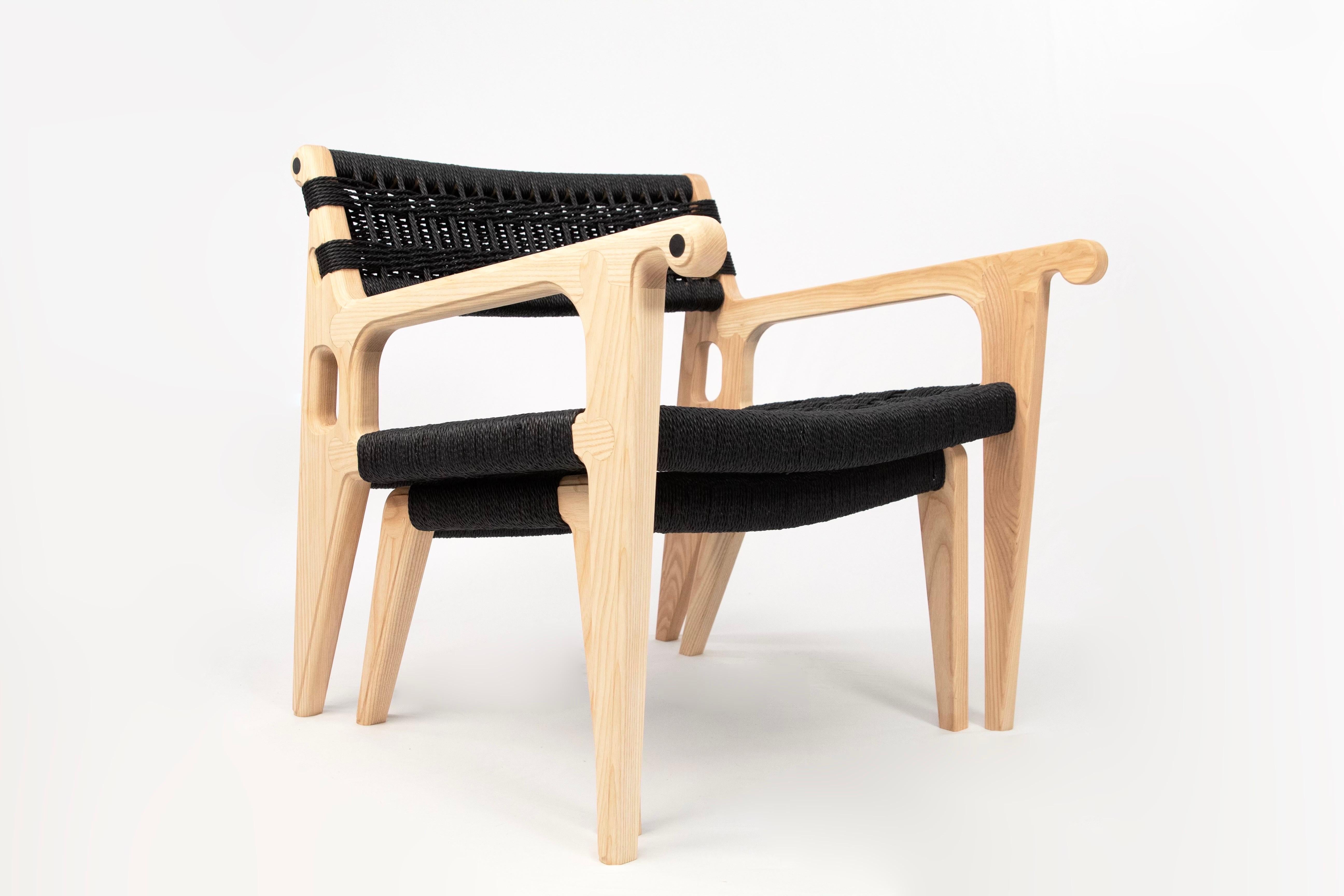 Salón Serif con Otomana diseñado y fabricado por el artesano Travis Hyatt. De madera de fresno con cordón negro. El contraste entre el cordón y el tono de la madera son la perfección. Hyatt tiene una habilidad increíble para incorporar una pieza que
