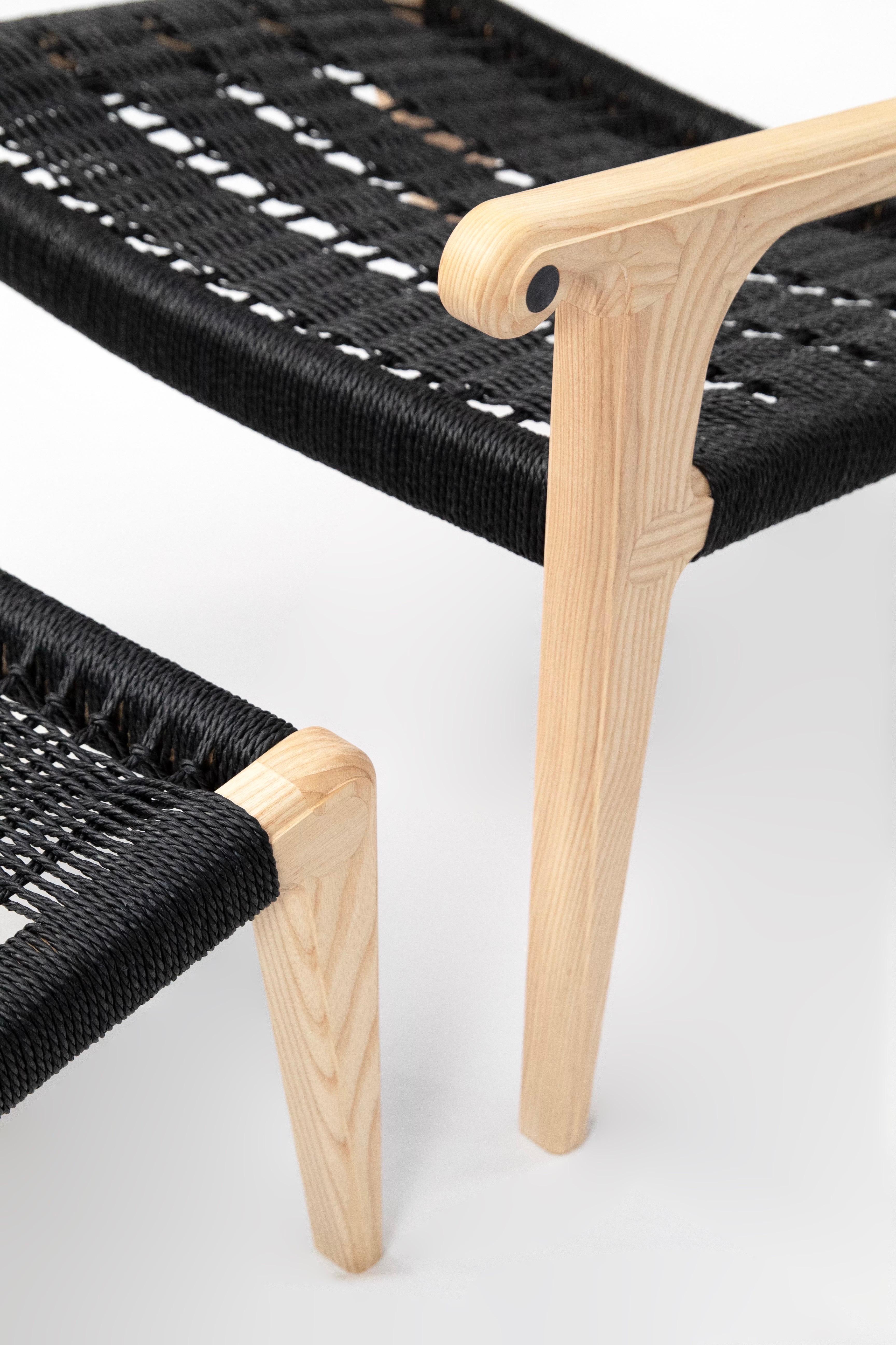 Silla y otomana Serif de Travis Hyatt en venta 1