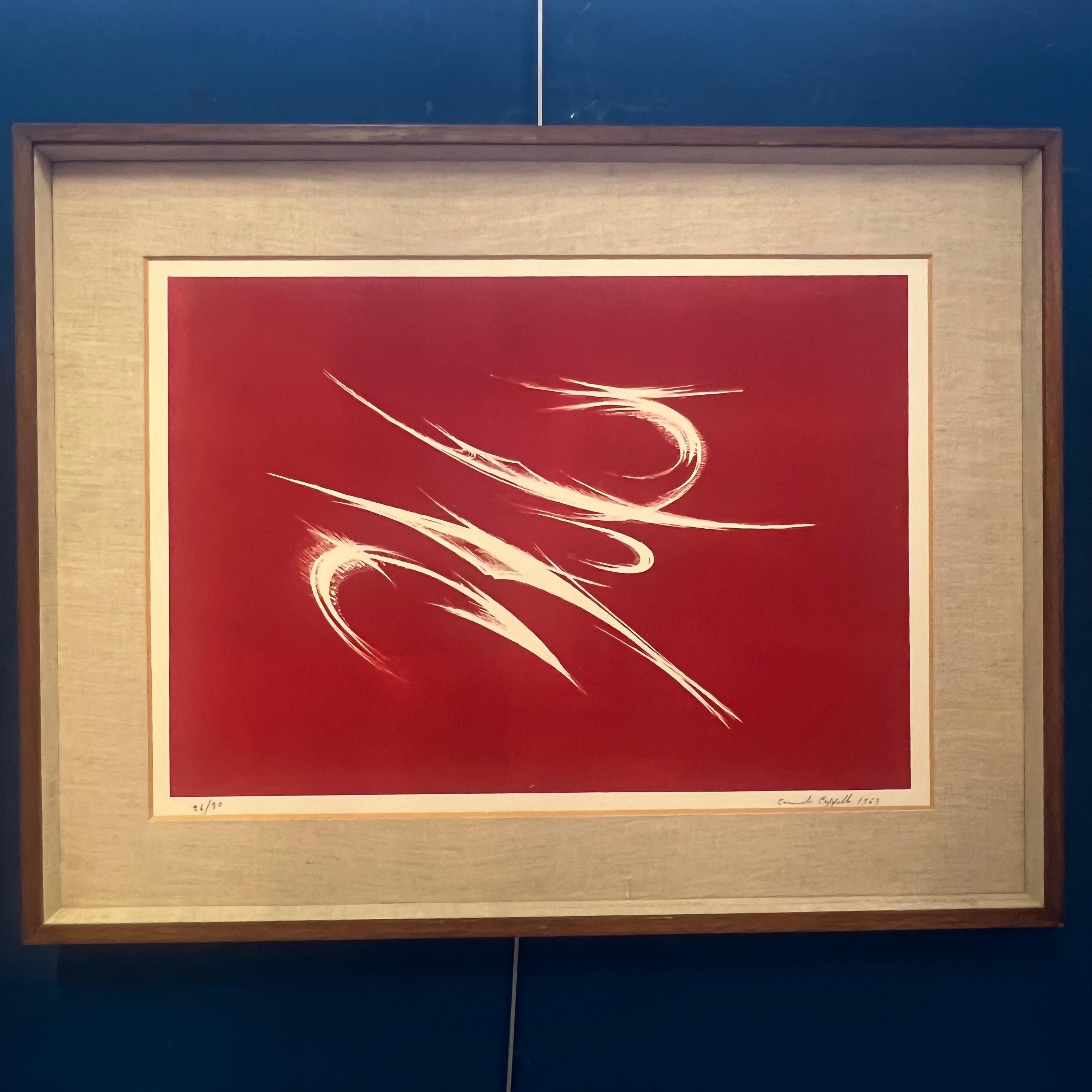Questa raffinata serigrafia monocroma, realizzata nel 1963 da Carmelo Cappello, è un esempio rappresentativo della ricerca astratta dell’artista. Il fondo rosso intenso, attraversato da gesti grafici bianchi e dinamici, rivela un’energia gestuale