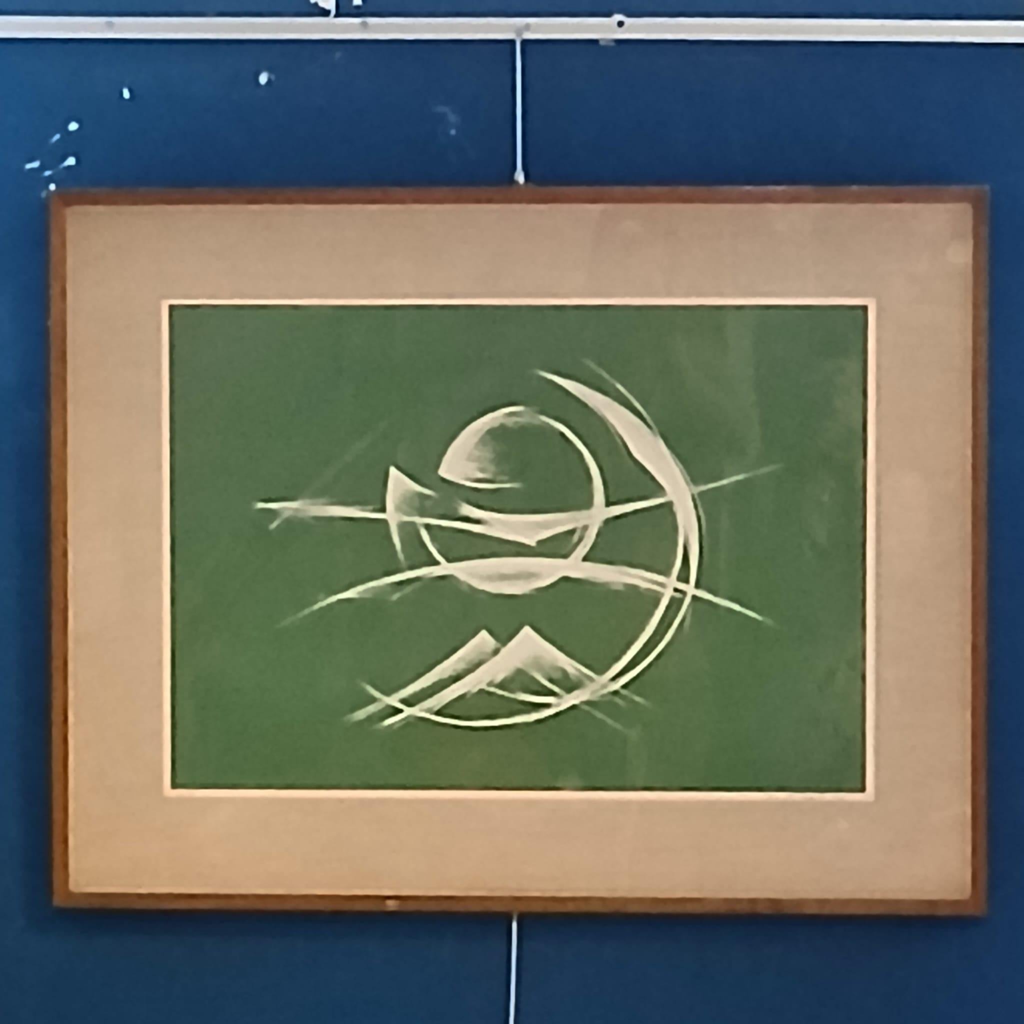 Questa raffinata serigrafia monocroma, realizzata nel 1964 da Carmelo Cappello, è un esempio rappresentativo della ricerca astratta dell’artista. Il fondo verde acqua, attraversato da gesti grafici bianchi e dinamici, rivela un’energia gestuale che