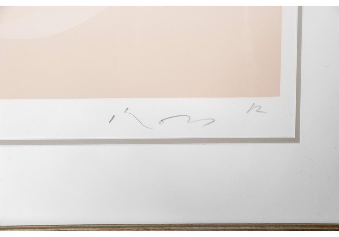 Farbserigrafie auf gewebtem Papier mit einer schwebenden Rose von Kozo Inoue, der in Frankreich arbeitet. In einem einfachen vergoldeten Rahmen montiert und mit einem einfachen Passepartout versehen. Nummeriert 88/150. Rechts unten mit Bleistift