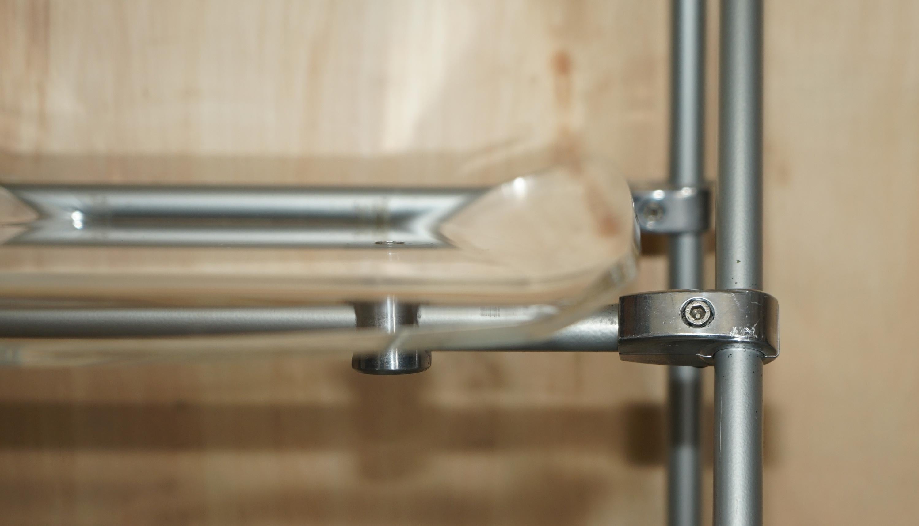 Seriously Cool over Engineered Metal & Lucite Klappbarer Bürostuhl mit Swing-Rücken im Angebot 1