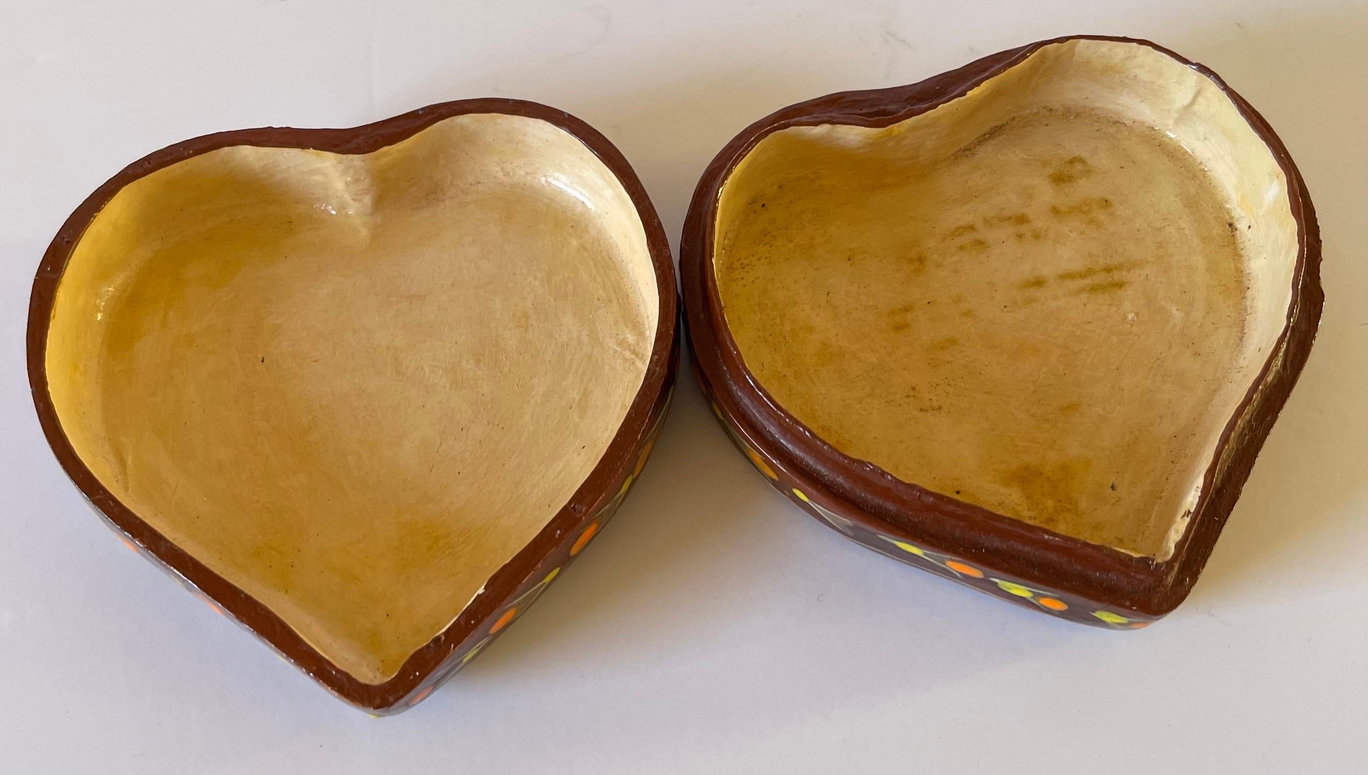 Mexicain Sermel Mexique Boîte en forme de coeur peinte à la main en vente